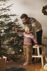 Padre e figlio decorazione albero di Natale — Foto stock