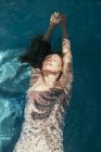 Жінка плаває на воді басейну — стокове фото