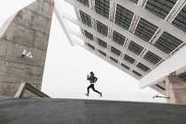 Mujer corriendo bajo el panel solar - foto de stock