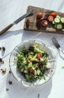 Салат «грецький» з руколою, сир, оливки, помідори, огірки, цибуля і карамелі горіхи — стокове фото
