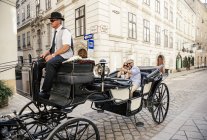 Austria, Vienna, turisti in giro turistico in un fiaker — Foto stock