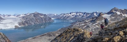 Гренландия, Кулусук, альпинисты путешествуют по Швейцарским Альпам — стоковое фото