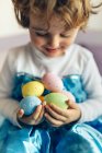 Счастливая девочка с цветными пасхальными яйцами — стоковое фото