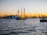 Germania, Amburgo, Porto, Nave a vela la sera — Foto stock