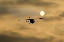 Aereo sportivo Cessna 152 la sera contro il sole — Foto stock