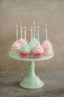 Cupcake con candele accese — Foto stock
