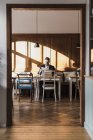 Jeune homme d'affaires travaillant avec un ordinateur portable dans un café — Photo de stock