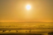 Deutschland, nördlinger ries, wallerstein, sonnenaufgang vom burgenfelsen aus gesehen — Stockfoto