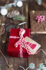 Decorazione natalizia e regali avvolti su tavola di legno — Foto stock