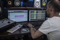 Tontechniker arbeitet im Tonstudio — Stockfoto