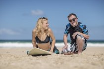 Adolescente con sindrome di Down con lezioni di surf sulla spiaggia — Foto stock