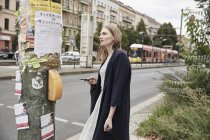 Donna in citta 'con il cellulare in mano — Foto stock