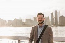 Portrait d'un homme d'affaires confiant à East River, New York, États-Unis — Photo de stock