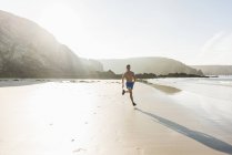 Giovane che corre sulla spiaggia, Francia, penisola di Crozon — Foto stock