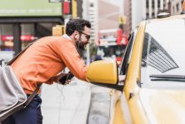 Uomo d'affari che parla con tassista, New York, USA — Foto stock