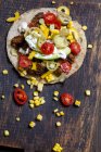 Tortilla messicana con carne macinata, avocado, pomodoro, mais, pepe Jalapeno e panna acida — Foto stock
