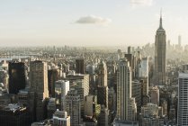 США, Нью-Йорк, міський пейзаж з Емпайр-Стейт-Білдінг як видно з оглядового майданчика Рокфеллерівський центр — стокове фото