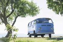 Italia, Lago de Garda, autobús de camping en la orilla del lago - foto de stock