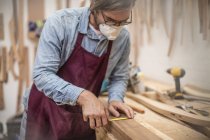 Artesano en gafas de trabajo en madera - foto de stock