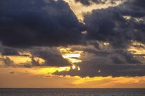 España, Temerife, cielo nublado al atardecer sobre el agua - foto de stock
