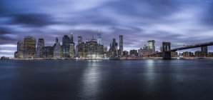 USA, New York, skyline di notte, lunga esposizione — Foto stock