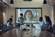 Empresários tendo uma videoconferência na sala de bordo — Fotografia de Stock