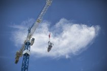 Будівельний кран рухома бетонна партія — стокове фото