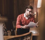 Giovane lettura documento in un caffè — Foto stock