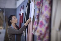 Créateur de mode vérifier les robes dans l'usine — Photo de stock