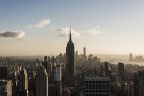 США, Нью-Йорк, міський пейзаж з Емпайр-Стейт-Білдінг як видно з Рокфеллер-центр оглядовий майданчик на заході сонця — стокове фото