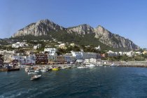 Itália, Golfo de Nápoles, Capri, porto Marina Grande — Fotografia de Stock