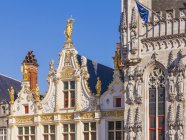 Bélgica, Flandres, Bruges, fachada do antigo escritório de advocacia e Câmara Municipal — Fotografia de Stock