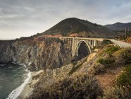 Estados Unidos, California, Costa del Pacífico, National Scenic Byway, Big Sur, Bixby Bridge al atardecer - foto de stock