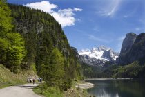 Австрия, Upper Austria, озеро Гозаузе с горами Фаштайн — стоковое фото
