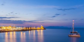Grecia, Rodas, vista al puerto de Mandraki al atardecer - foto de stock