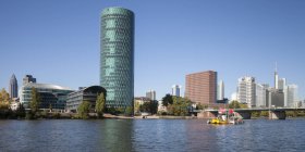 Germania, Assia, Francoforte, Veduta sul Meno e sulla Torre del Westhafen sullo sfondo — Foto stock