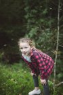 Retrato de menina loira de pé na natureza — Fotografia de Stock