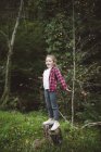 Retrato de menina loira feliz em pé na natureza — Fotografia de Stock