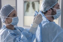 Seitenporträt zweier Chirurgen, die sich auf die Operation vorbereiten — Stockfoto