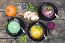 Гороховий суп, буряк і гарбузовий суп у мисках — стокове фото