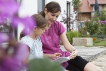 Madre e figlia in terrazza lettura libro — Foto stock