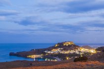 Veduta dell'Acropoli di Lindos alle luci della sera, Lindos, Rodi, Isole Egee, Grecia — Foto stock