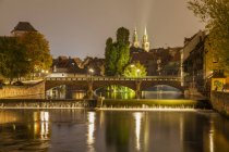 Alemanha, Baviera, Nuremberga, rio Pegnitz, ponte Max e Igreja de São Lourenço — Fotografia de Stock