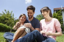 Felice famiglia caucasica con figlia in giardino — Foto stock