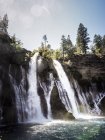 США, Калифорния, Водопад в мемориальном парке McArthur-Burney Falls — стоковое фото