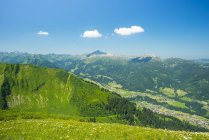 Альпы, панорамный вид из Фелльхорна над долиной Маленького Вальзера в сторону Фер-Иккера и Торка — стоковое фото