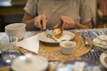 Donna che spalma pane con marmellata — Foto stock