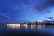 View to skyline at dusk seen from Stanley Park, Vancouver, Canada — Stock Photo