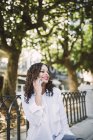 Donna che telefona sulla panchina nel parco — Foto stock