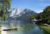 Австрія, Штирії, Altaussee, човен на озері з Trisselwand в Totes Gebirge — стокове фото
